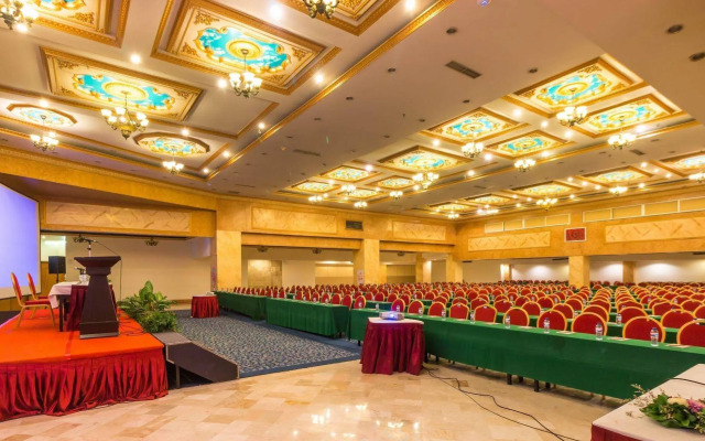 Twin Plaza Hotel