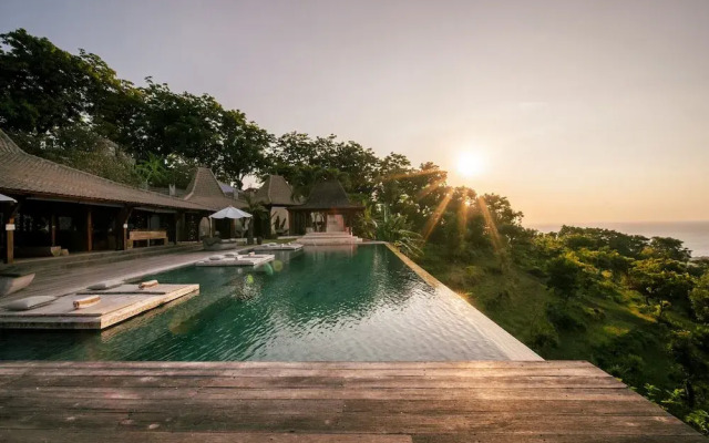 Palatial Wooden Villa, 4br, Lovina