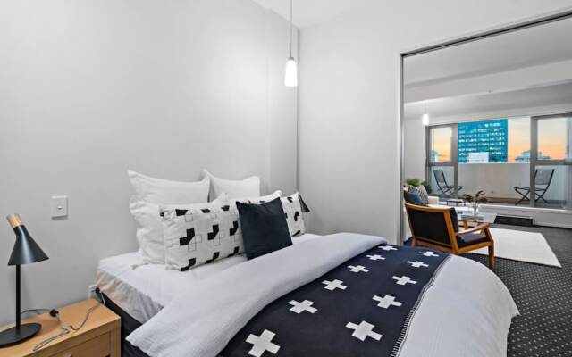 Chic & Spacious CBD Loft - 2 Beds & City
