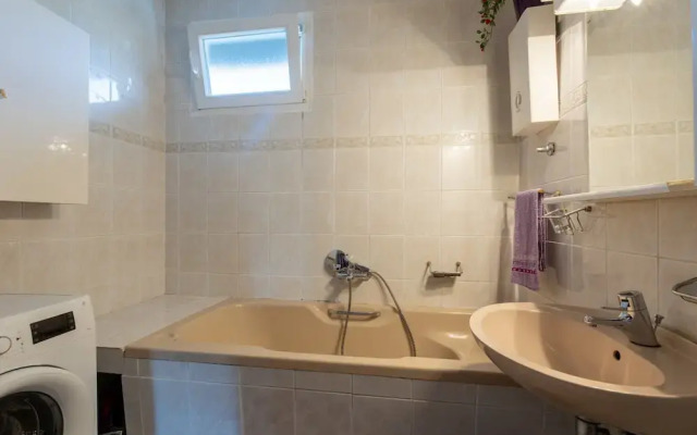 Kasteline Elegant Apartment With Balcony