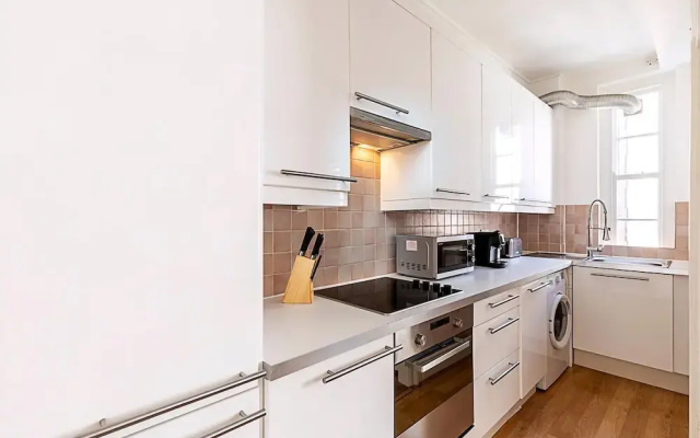 Modern 2 Bedroom Flat Near Queensway