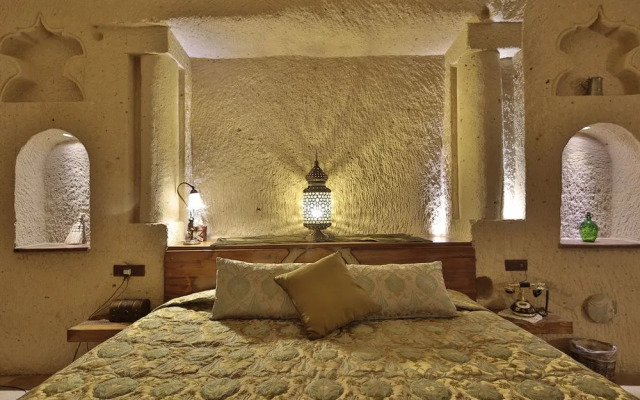 Romance Cave Suites