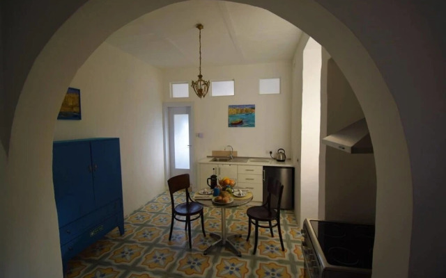 Stylish Maltese Retreat- Stunning Water Views & AC