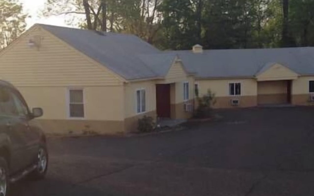 Colonial Village Motel