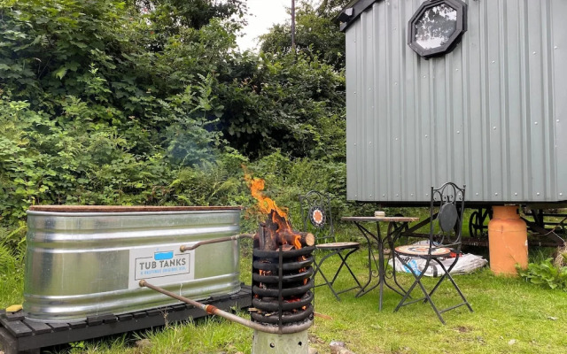 1 Bed Cabin - Sleeps 2 - Hottub - Parking - Garden