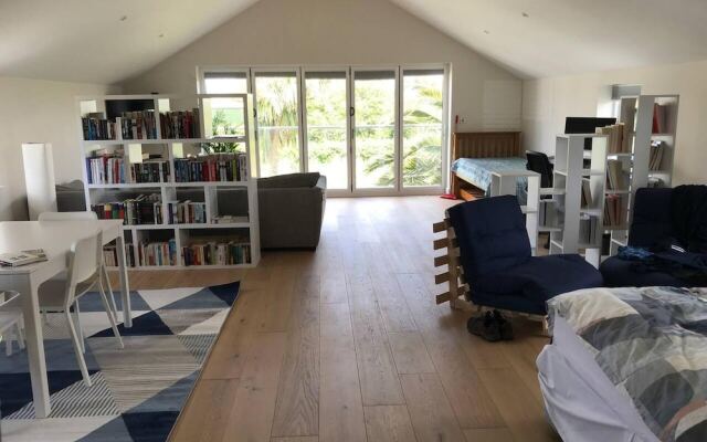 Remarkable Large 1-bed Apartment Nr Penzance