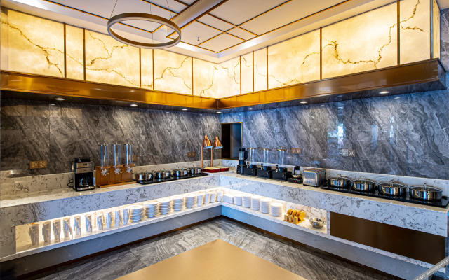 Poltton International Server Apartment(铂顿国际公寓（象州梦幻夜金象路店）)