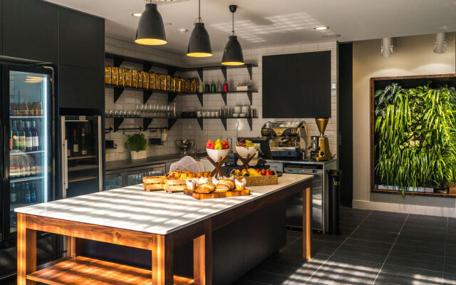 Kennigo Hotel Brisbane, Independent Collection by EVT