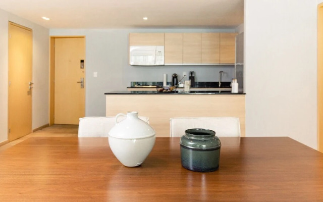 Executive 1BR Oasis With Kitchen & Private Balcony