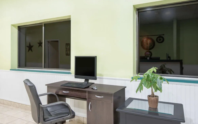 Super 8 by Wyndham Cleveland