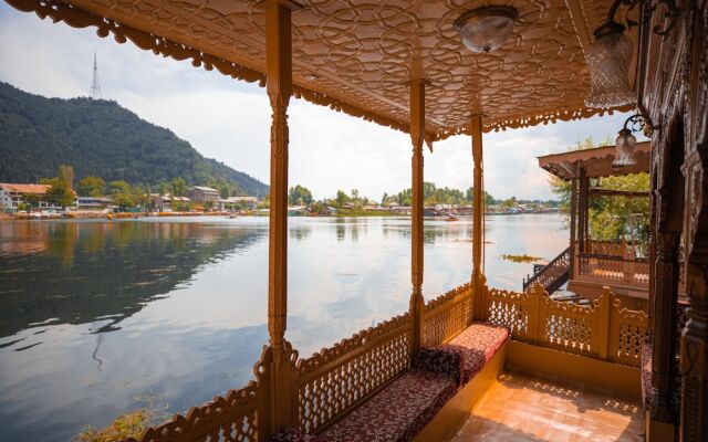 Sea Hawk Group Of Houseboat