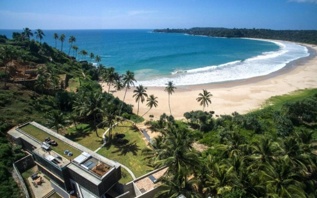 Modern Beach Villa With Roof Garden
