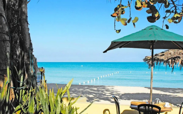 Bar-B-Barn Beach Hotel