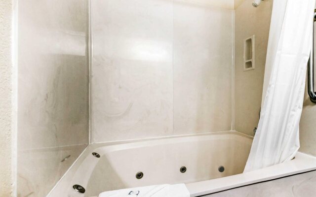 Rodeway Inn & Suites East/I-44