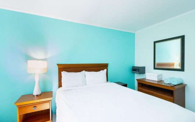 2BR 1BA Ground Level in the Heart of Aruba Pool