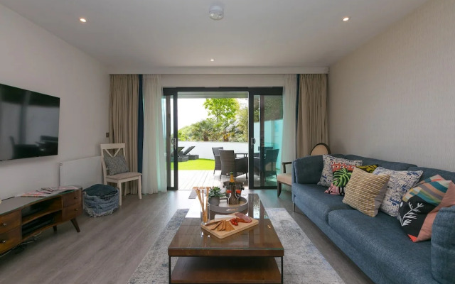 Peninsula Apartment 2