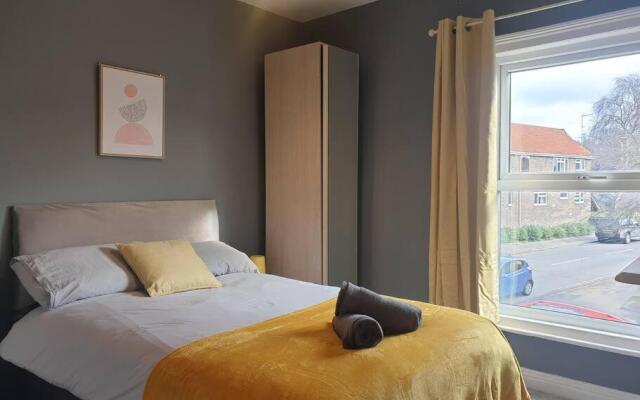 Cosy 2 Bedroom City House with 2 Bathrooms