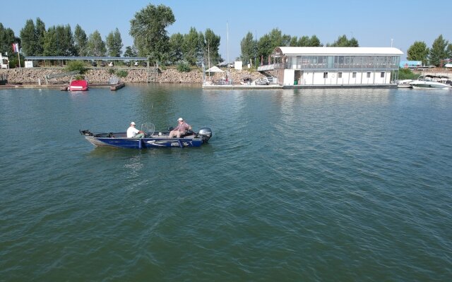 Yachter Club Modra Cajka