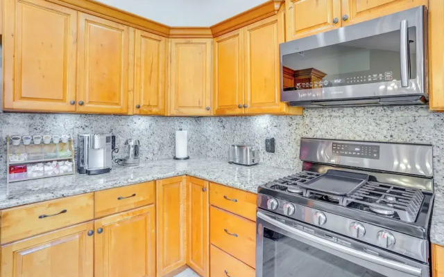 Idyllic Tustin Home w/ Private Patio & Grill