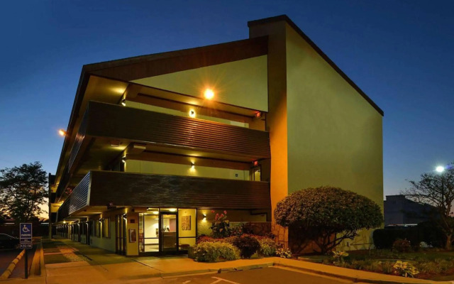 Super 8 by Wyndham Deerfield/Northbrook