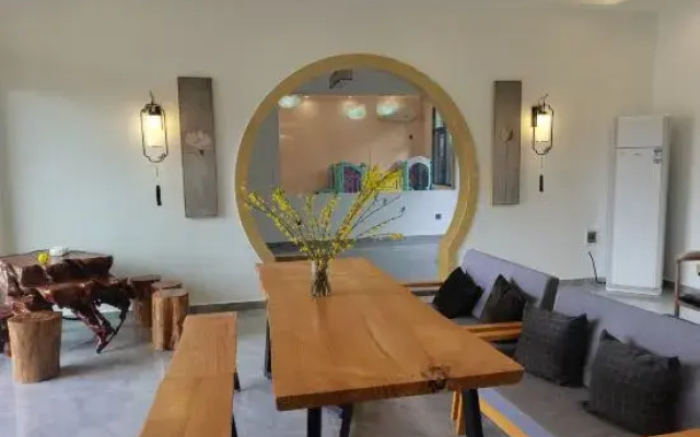 Furong Town and Slow Yueshe (Lotus Pool Shop)