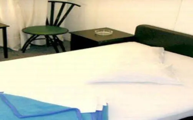 Zorbas Hotel - Hostel