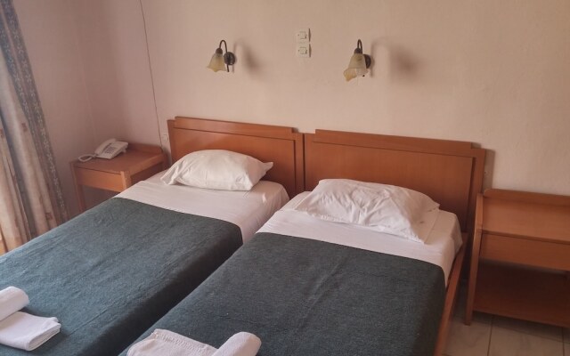 Chrisanna Apartments & Studios