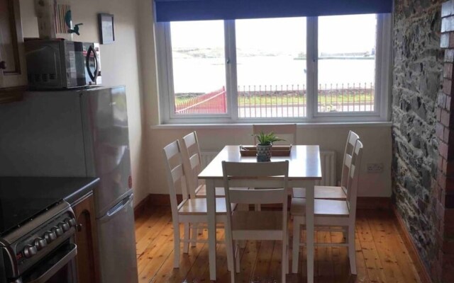 Lovely Apartment Overlooking the Harbour & bay