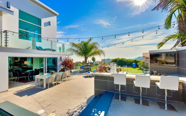 Hollywood Estate With Stunning Views