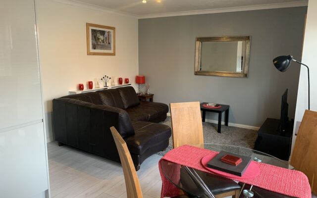 Lovely 2-bed Apartment in Wallasey, Sleeps 4
