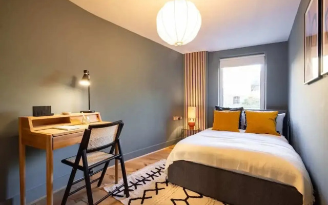 The Crystal Quarters - Modern & Bright 2BDR Apartment