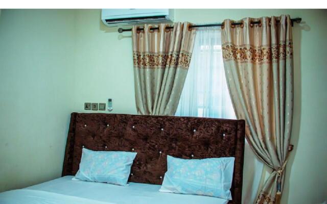 Luxury 3-Bedroom Duplex FAST WIFI & 247Power
