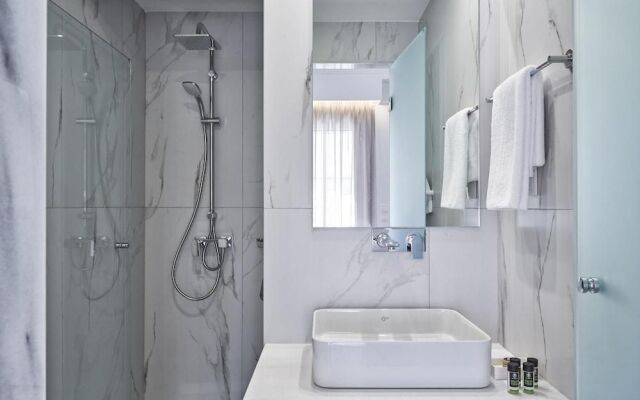 Marvelous n Bright Apartment next to Megaro Mousikis