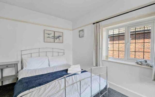 Beautifully Furnished Home - 5 Minutes to the Sea!