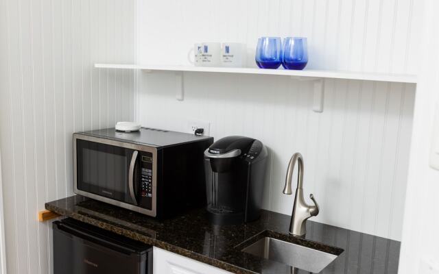 The Burrus House Inn Waterfront Suites