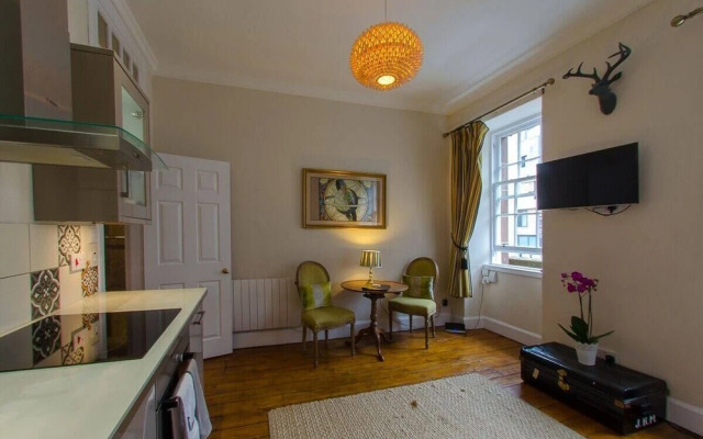 JOIVY Royal Mile Tower Apartment