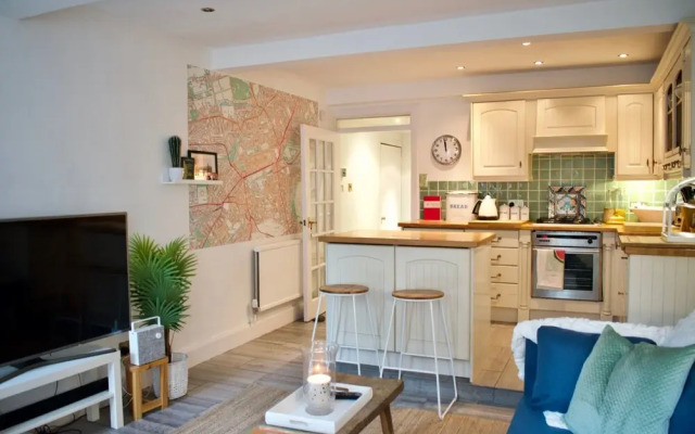 Central, Garden Flat, Sleeps 4, Perfect Location