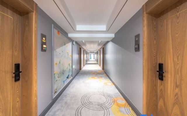 Zhongzhou International Hotel (Luohe Bell Tower Plaza)