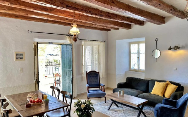 The house with the arches