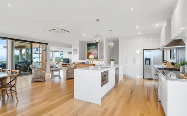 Beach Road Luxury with Ocean Views