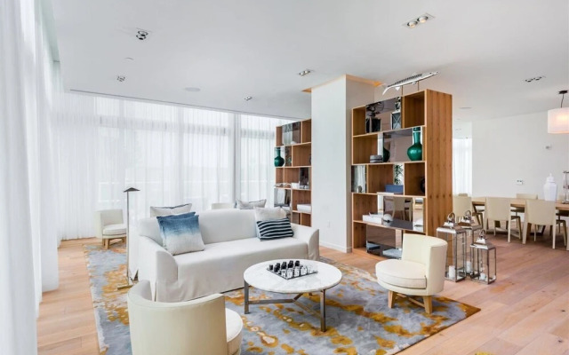Top Fort Lauderdale Condo 7th Floor - Private and Sanitized, Hotel Amenities, Free Parking for Stays Over 27 Days, 400 ft From the Beach. Hosted by Super Host!