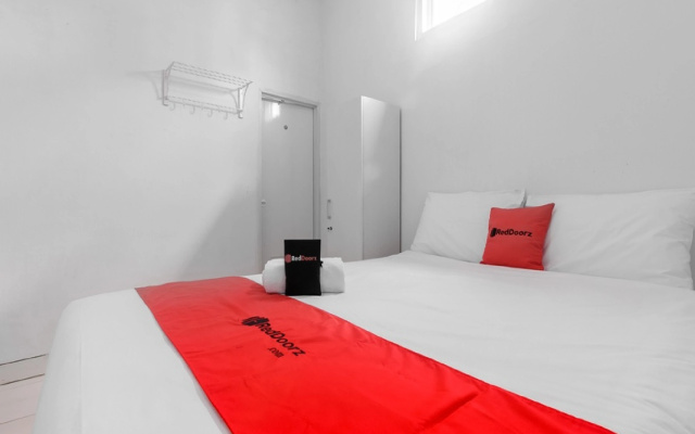 RedDoorz Plus near Taman Rasuna Menteng – Guest Rooms – Jakarta
