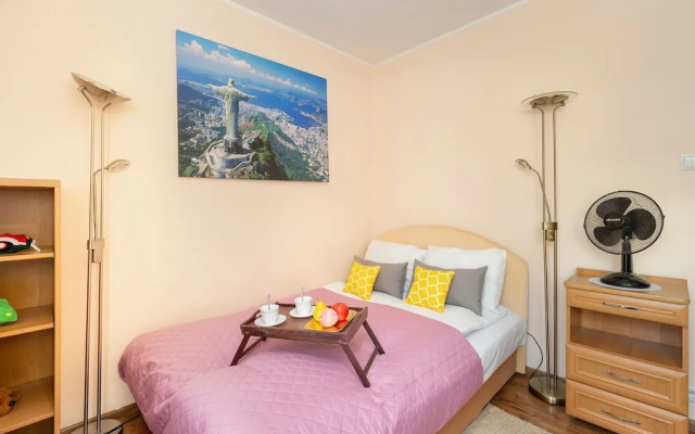 Wojskowa Apartment by Renters