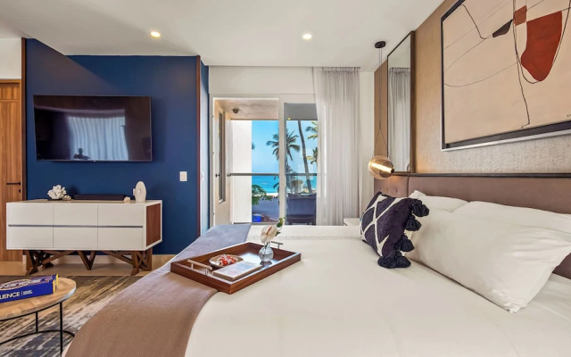 Stunning Beachfront Condo - Sea Views