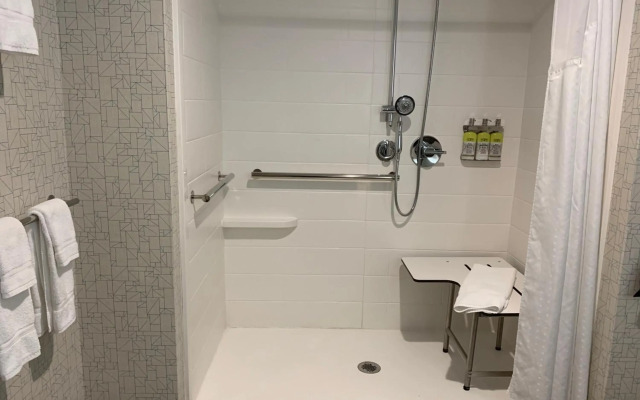 Holiday Inn Express & Suites Moore by IHG