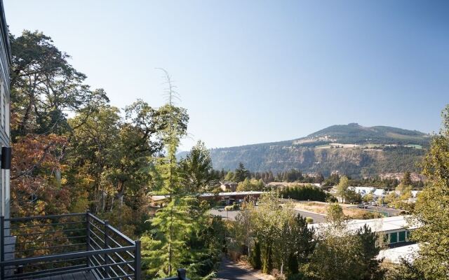 NEW Condo Downwider with Hot Tub, Minutes Away from The Columbia River Gorge by RedAwning