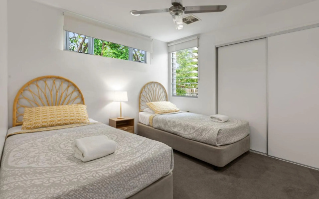Lovely 3 bed apartment all on one level lift pool air con good ocean views – Guest Rooms – Sunshine Beach
