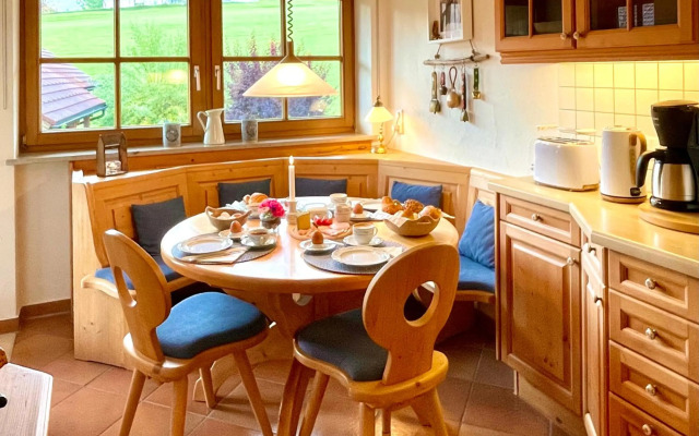 Wunderschöne Wohnung mit Balkon und Blick auf die Alpen