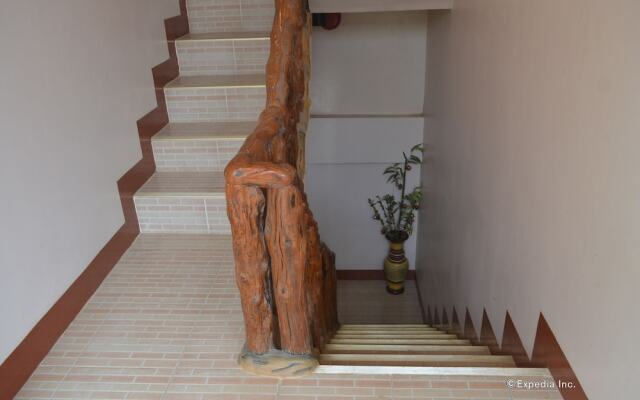 OYO 696 Jurias Garden Hotel