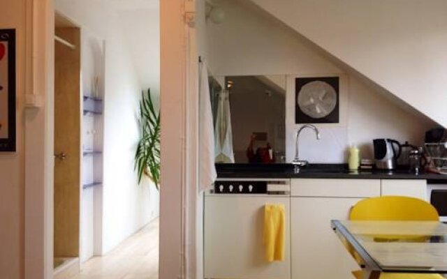 Artistshouse Bed with Kitchen